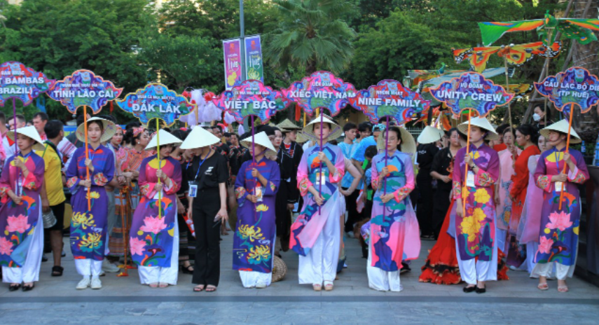 Công chúng được dịp chiêm ngưỡng những nét đặc sắc trong âm nhạc vũ điệu của các đoàn nghệ thuật đến từ các vùng miền Việt Nam và trên thế giới