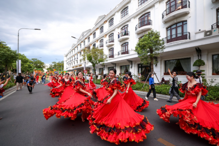 Rực rỡ sắc màu lễ hội đường phố Festival Huế 2022