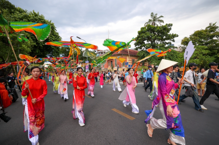 Rực rỡ sắc màu lễ hội đường phố Festival Huế 2022