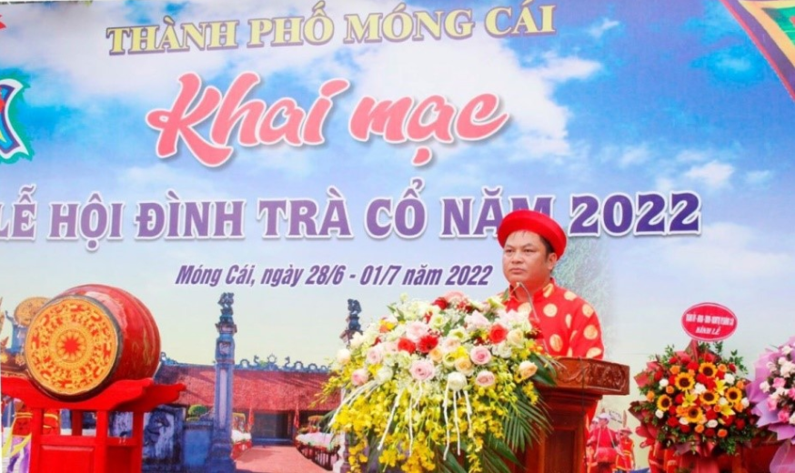 Ông Đỗ Văn Tuấn, Ủy viên BTV, Phó Chủ tịch thường trực UBND Thành phố, Trưởng Ban Tổ chức lễ hội đình Trà Cổ phát biểu và đánh trống khai hội