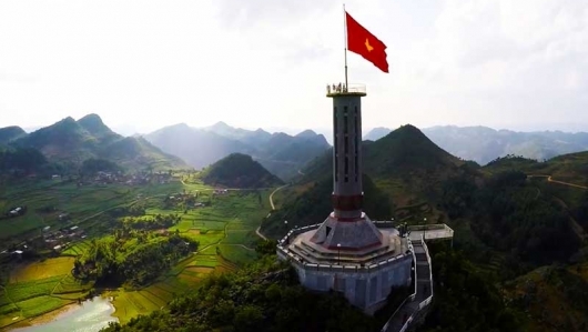 Review du lịch Hà Giang: Cột cờ Lũng Cú – Dấu ấn thiêng liêng nơi địa đầu Tổ Quốc