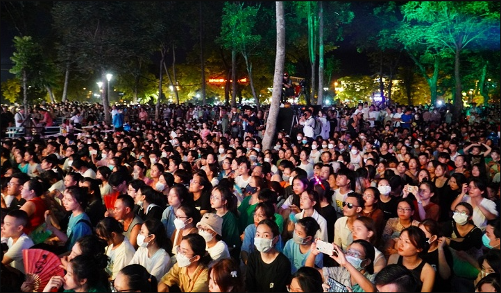 Hàng nghìn du khách và nhân dân địa phương đến dự, theo dõi chương trình đêm gala. 