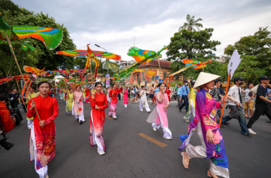 Lễ hội đường phố “Sắc màu văn hoá” thu hút đông đảo người dân và du khách tham gia