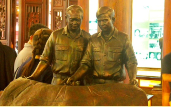 Bức tượng đôi Đại tướng Nguyễn Chí Thanh với Đại tướng Võ Nguyên Giáp được đặt ngay trung tâm của bảo tàng. 
