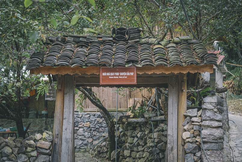 Đến Hà Giang, bạn nên ghé thăm Làng văn hóa du lịch Lũng Cẩm, ngôi làng xinh đẹp đã được lấy làm bối cảnh trong phim “Chuyện của Pao”