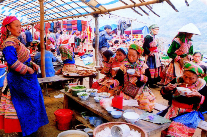Khu vực ẩm thực của chợ tập trung rất nhiều đặc sản Sapa đầy hấp dẫn - Chợ Cán Cấu