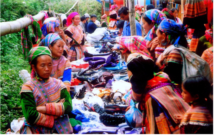 Phiên chợ tập trung nhiều người dân bản đến buôn bán, chủ yếu là người Mông và người Giáy - chợ cán cấu
