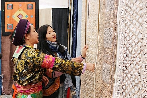 Sản phẩm của làng dệt Lùng Tám rất được du khách yêu thích bởi màu sắc ấn tượng và chất vải mềm, thân thiện môi trường - Ảnh: Báo Hà Giang