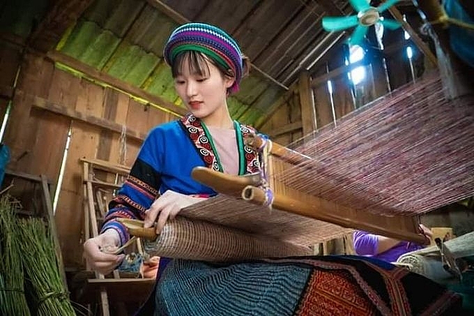 Dệt vải lanh được coi thước đo để đánh giá tài năng, phẩm hạnh của phụ nữ H'Mông ở Lùng Tám - Ảnh: TravelMag