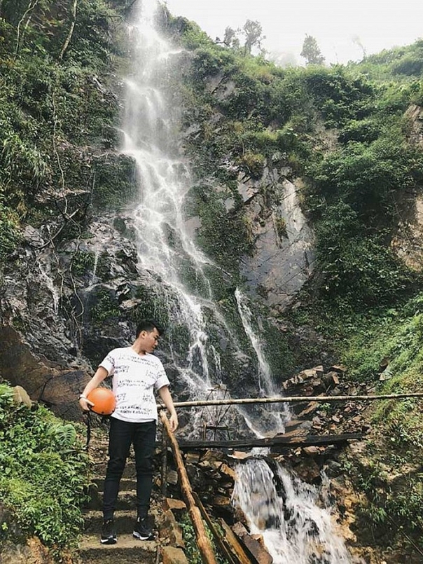 Đường vào thác Pú Nhu khá đơn giản