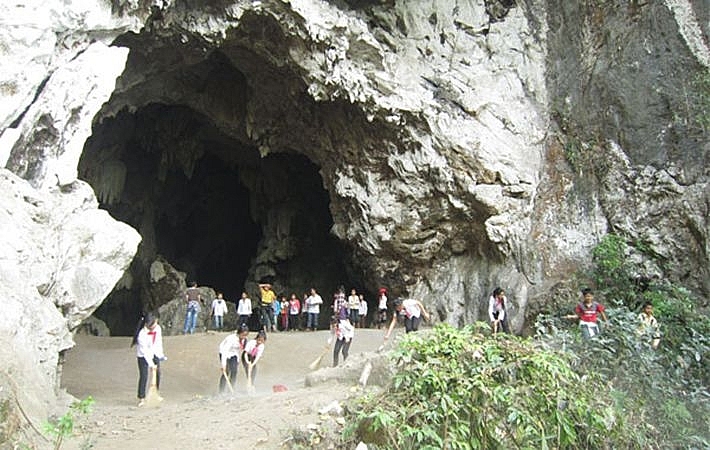 Động Pa Thơm là hang động hiếm hoi của tỉnh Ðiện Biên, thu hút ngày càng đông du khách