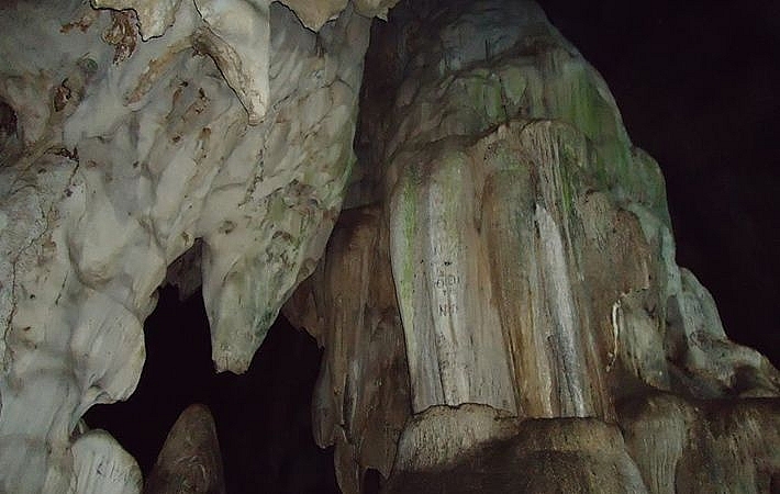 Khi đến cửa hang, du khách sẽ bắt gặp chú voi nhũ đá khổng lồ đứng đợi khách từ hàng vạn năm trước