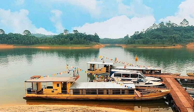 Review du lịch Yên Bái: Trải nghiệm Hồ Thác Bà -  Hồ nước nhân tạo lớn nhất Việt Nam