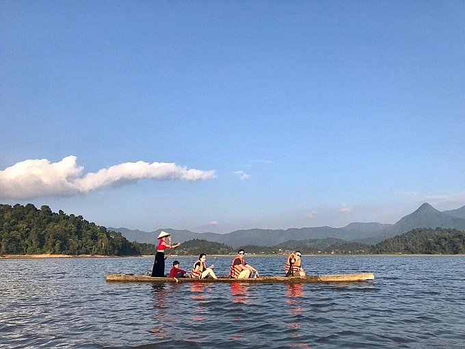 Đi thuyền trên hồ Pá Khoang