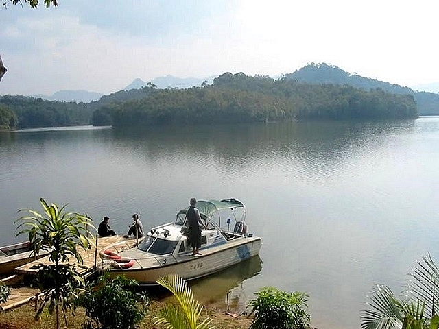 Đi thuyền trên hồ và ngắm cảnh núi non hùng vĩ