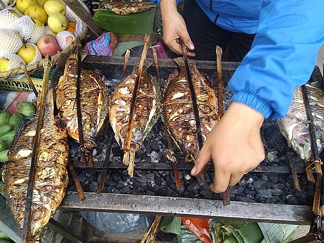 Du lịch hồ Pá Khoang (Điện Biên) cho cặp đôi bạn đừng bỏ lỡ món cá nướng do chính người dân bản địa chế biến