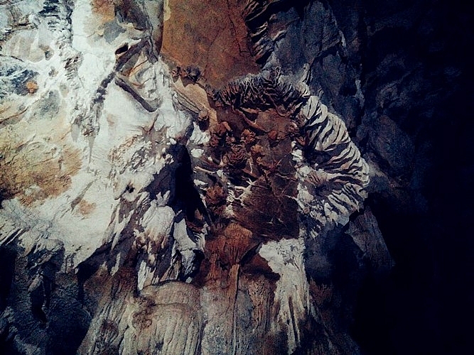 Khám phá nét nguyên sơ của hang động Xá Nhè