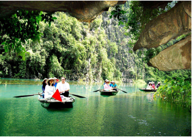 Đường đến hang Tiên cũng khá dễ đi, du khách có thể đi thuyền xuôi theo sông Chảy để đến được nơi này nhé