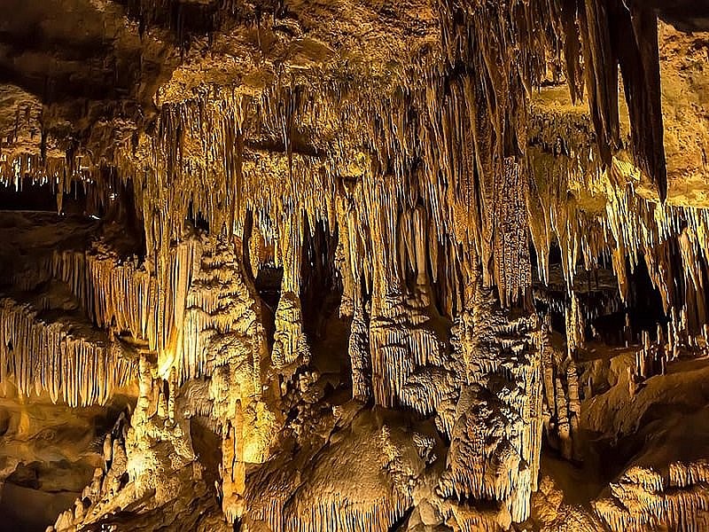 Khám phá vẻ đẹp và truyền thuyết của hang Mỏ Luông ở Mai Châu