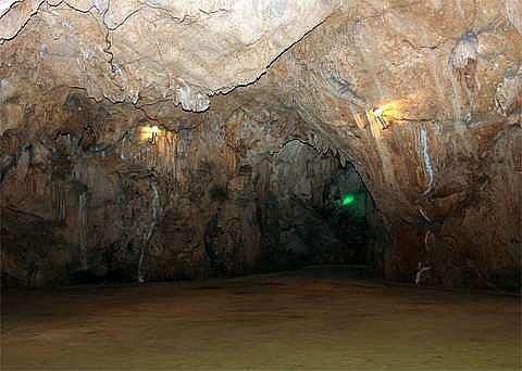 Không gian bên trong hang Mỏ Luông