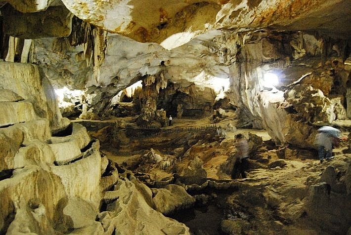 Phía bên trong hang rất rộng khi du khách vào đây sẽ cảm thấy choáng ngợp.