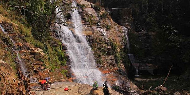 Thác nước giữa rừng núi Khang Su Văn