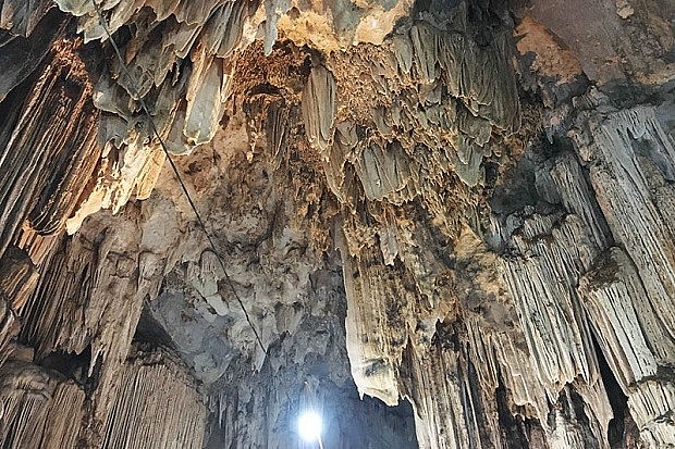 Ngũ động Bản Ôn là hệ thống 5 hang động nằm dưới trong những hốc đá tại bản Ôn, Mộc Châu 