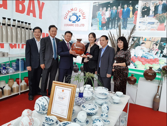 Bộ sản phẩm của Công ty TNHH Gốm sứ Quang Vinh đạt tiêu chuẩn 4 sao OCOP góp phần khẳng định thương hiệu của gốm sứ Bát Tràng