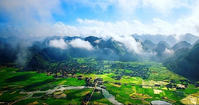 Lũng Vân xinh đẹp nằm im lìm trong lòng chảo mây. Ảnh: luhanhvietnam
