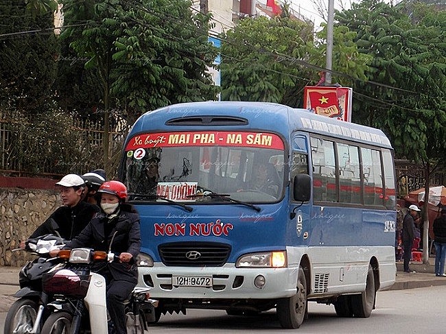 Xe bus di chuyển ở trung tâm Lạng Sơn
