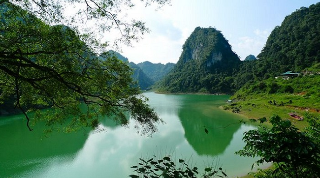 Mặt hồ Thang Hen như chiếc gương màu ngọc bích mờ ảo