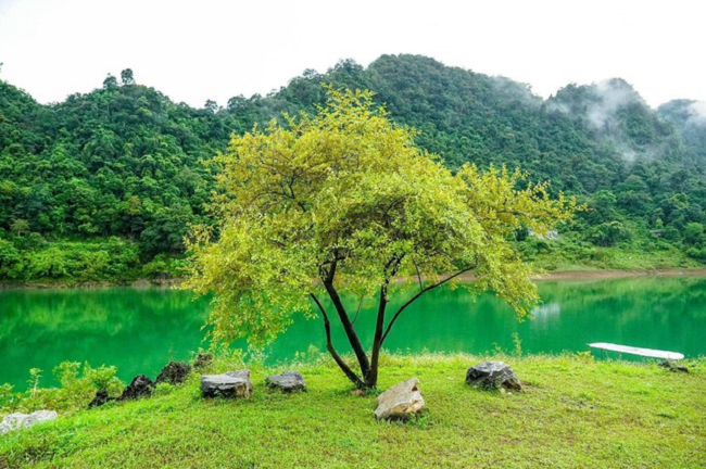 Sắc nước xanh như ngọc của hồ Thang Hen - Ảnh- FB Nguyễn Thanh Tính