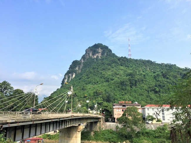 Khám phá núi Cấm Sơn – Bức tranh hùng vỹ giữ thành phố Hà Giang