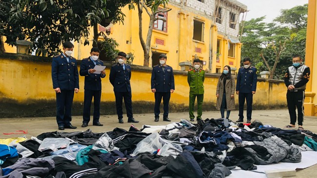 Vĩnh Phúc: Tiêu hủy 200 sản phẩm quần, áo giả mạo nhãn hiệu