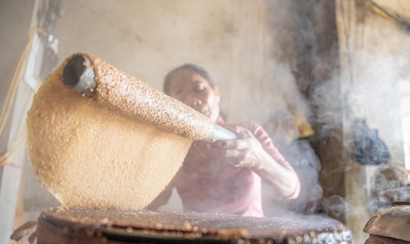 Những gia đình làm nghề làm bánh đa thủ công thường phải dậy từ 3h sáng để xay bột, tráng bánh. Công việc này kết thúc vào khoảng 13h cùng ngày. Để làm được bánh đa ngon, khâu chọn nguyên liệu là quan trọng nhất. Nguyên liệu chính để làm bánh đa gồm gạo tẻ và vừng. Gạo thường dùng là loại ít dẻo, sau khi mua về đem ngâm nước khoảng 30 phút đến 1 giờ, vớt ra rồi xay thành bột gạo nước