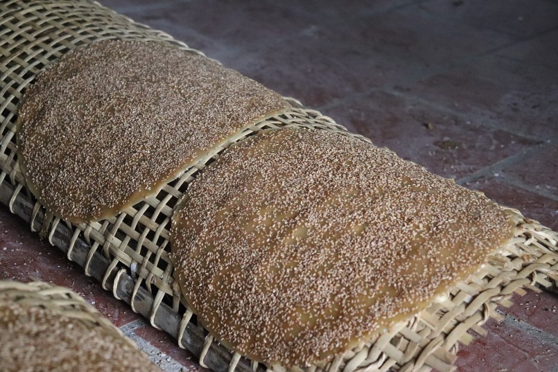 Ở thôn Đắc Châu có hơn 200 hộ làm nghề, phần lớn người dân làm bánh đa bằng phương pháp thủ công. Riêng bánh tráng cuốn và miến, một số hộ đưa đã công nghệ, máy móc về làm. Tuy nhiên, sản phẩm bánh đa vừng vẫn là đặc trưng của vùng đất này