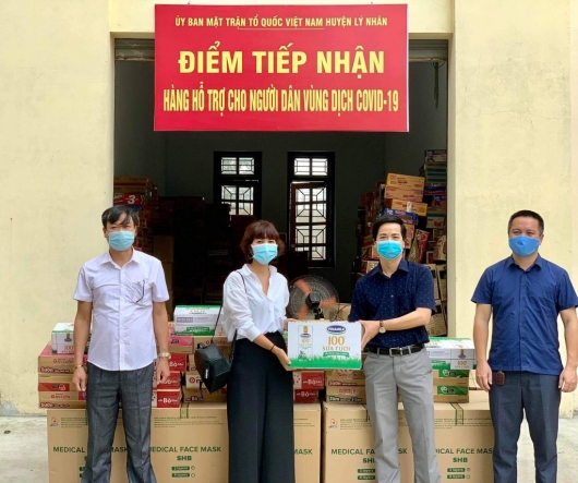 Câu lạc bộ Nhà báo Hà Nam trao hàng chục ngàn sản phẩm y tế, thực phẩm cho vùng dịch Lý Nhân - Hà Nam