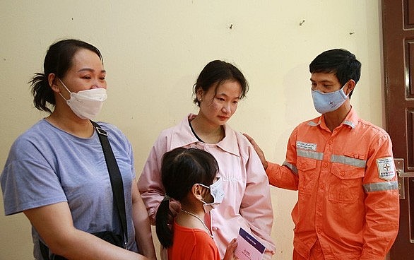 Đoàn công tác của Điện lực Lào Cai thăm hỏi, động viên và tặng quà gia đình xảy ra vụ cháy nổ. Khoảnh khắc gặp gỡ vô cùng xúc động giữa gia đình nạn nhân và Công nhân Điện lực Nguyễn Trung Thành - Ảnh: PC Lào Cai