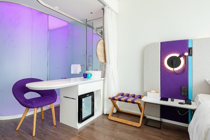 Khu vực phòng ngủ được thiết kế với 3 tiêu chí: Tối ưu không gian tích hợp nhiều công năng; Thiết kế đương đại; Tăng tính kết nối giữa khách lưu trú và SOJO.