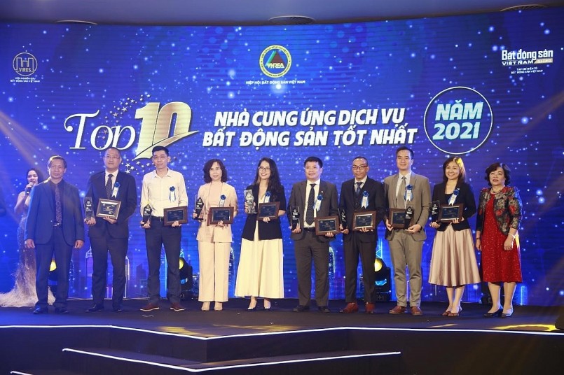 Ông Nguyễn Huy Hoàng - Đại diện Công ty cổ phần Tập đoàn Meey Land nhận giải thưởng tại sự kiện (đứng thứ tư từ phải sang)
