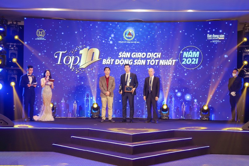 Ông Lâm Văn Huỳnh – Phó Tổng giám đốc Cen Land nhận giải thưởng “Top 10 sàn giao dịch BĐS tốt nhất năm 2021”.