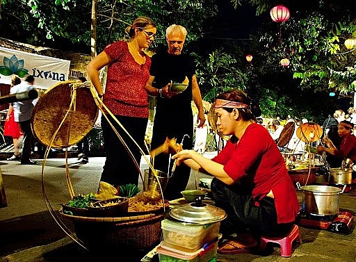 Phố đi bộ Hồ Gươm và những món ăn ngon nhất định phải thử