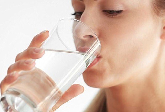 Uống một ly nước vào buổi sáng giúp bổ sung độ ẩm cho tế bào và giảm táo bón