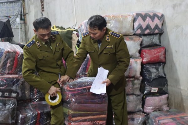Lạng Sơn: Thu giữ hàng nghìn áo len không rõ nguồn gốc xuất xứ để gia công lại