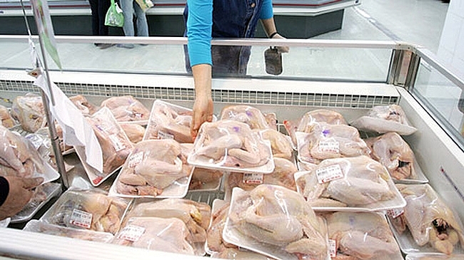 Thịt gà nhập khẩu bán giá siêu rẻ, gà nội địa thất thế