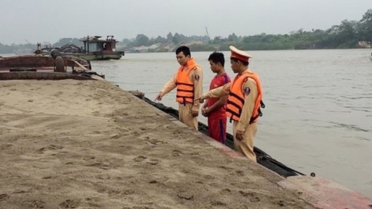 Bắt 3 tàu khai thác cát trên sông Hồng