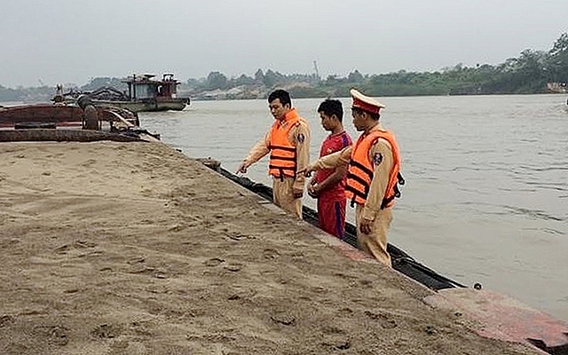 Bắt 3 tàu khai thác cát trên sông Hồng