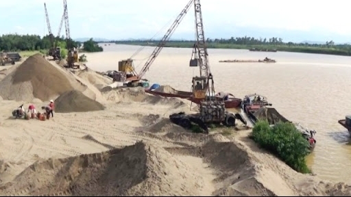 Công an TP Hà Nội bắt tàu khai thác cát trái phép trên sông Hồng
