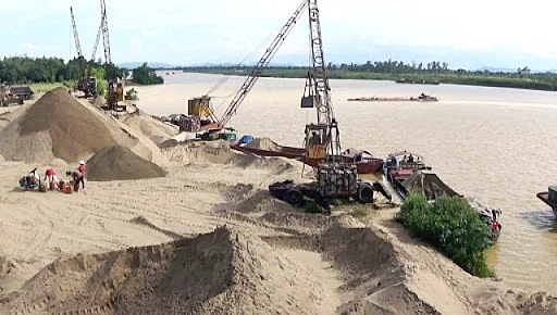 Công an TP Hà Nội bắt tàu khai thác cát trái phép trên sông Hồng
