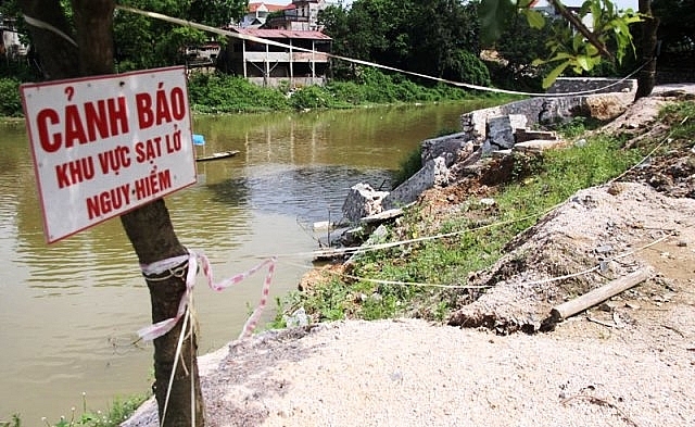 Hà Nội lại công bố tình trạng khẩn cấp sạt lở bờ sông Bùi
